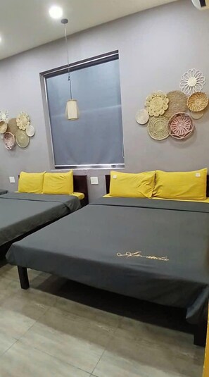 Standard Dört Kişilik Oda, Balkon, Şehir Manzaralı | Güneşlik/perde, ütü/ütü masası, ücretsiz kablosuz İnternet 