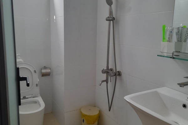 Standard Dört Kişilik Oda, Balkon, Şehir Manzaralı | Banyo | Terlik