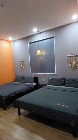 Standard Dört Kişilik Oda, Balkon, Şehir Manzaralı | Güneşlik/perde, ütü/ütü masası, ücretsiz kablosuz İnternet 