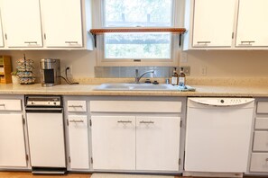 Mikroaaltouuni, uuni, liesi, astianpesukone