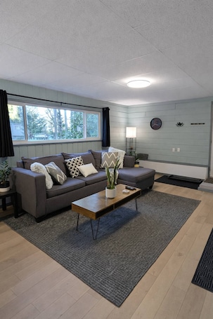 スマートテレビ、書庫. Comfortable Home in the Comox Valley