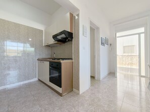 Kühlschrank, Ofen, Kochgeschirr/Geschirr/Besteck, Esstisch