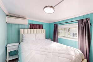 2 bedrooms, iron/ironing board, bed sheets - Cozy cottage with W/D, dog friendly & close to beach - Shared Outdoor (North Myrtle Beach)