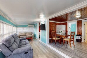 TV - Cozy cottage with W/D, dog friendly & close to beach - Shared Outdoor (North Myrtle Beach)