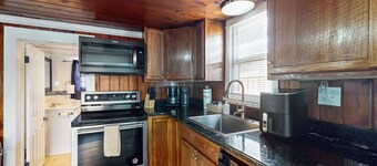 Cozy cottage with W/D, dog friendly & close to beach - Shared Outdoor