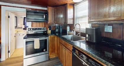 Cozy cottage with W/D, dog friendly & close to beach - Shared Outdoor