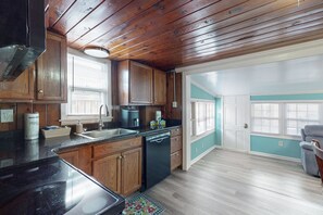 Fridge, microwave, oven, stovetop - Cozy cottage with W/D, dog friendly & close to beach - Shared Outdoor (North Myrtle Beach)