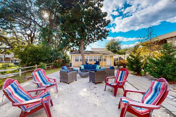 Terrace/patio - Cozy cottage with W/D, dog friendly & close to beach - Shared Outdoor (North Myrtle Beach)