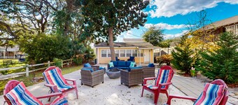 Cozy cottage with W/D, dog friendly & close to beach - Shared Outdoor