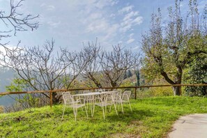 Outdoor dining - GuestHost - Roomy house of 250 square metres, for 6 people, on two levels (WITHOUT lift), with garden and two uncovered parking spaces.The accommodation is located in Valpagnana, a hamlet of Rocca d'Arazzo, in the heart of the Asti hills, which offer spe (Rocca D'arazzo)
