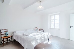 3 habitaciones, tabla de planchar con plancha, wifi y ropa de cama 