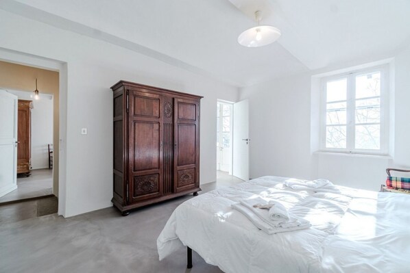 3 habitaciones, tabla de planchar con plancha, wifi y ropa de cama 