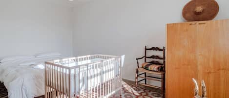 3 bedrooms, iron/ironing board, WiFi, bed sheets
