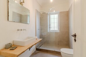 Douche, sèche-cheveux, bidet, serviettes fournies