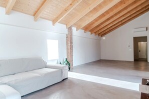 Unclassified image, 3 of 33, button - Roomy house of 250 square metres, for 6 people, on two levels (WITHOUT lift), with garden and two uncovered parking spaces.The accommodation is located in Valpagnana, a hamlet of Rocca d'Arazzo, in the heart of the Asti hills, which offer spectacular pan (Rocca D'arazzo)