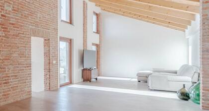 Roomy house of 250 square metres, for 6 people, on two levels (WITHOUT lift), with garden and two uncovered parking spaces.The accommodation is located in Valpagnana, a hamlet of Rocca d'Arazzo, in the heart of the Asti hills, which offer spectacular pan