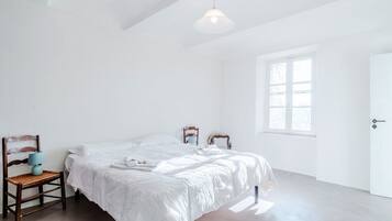 3 bedrooms, iron/ironing board, WiFi, bed sheets