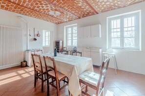 Dining - GuestHost - Roomy house of 250 square metres, for 6 people, on two levels (WITHOUT lift), with garden and two uncovered parking spaces.The accommodation is located in Valpagnana, a hamlet of Rocca d'Arazzo, in the heart of the Asti hills, which offer spe (Rocca D'arazzo)
