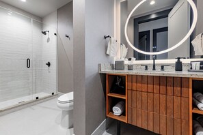 Douche, sèche-cheveux, serviettes fournies, savon