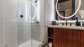 Douche, sĂšche-cheveux, serviettes fournies, savon