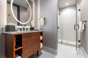 Dusche, Haartrockner, Handtücher, Seife