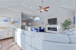 Fernseher, Kamin, Videothek, Stereoanlage