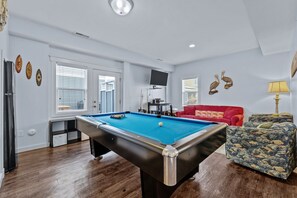 Fernseher, Kamin, Videothek, Stereoanlage