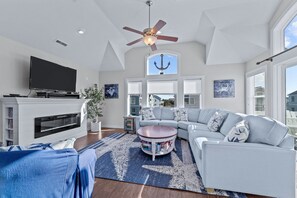 Fernseher, Kamin, Videothek, Stereoanlage