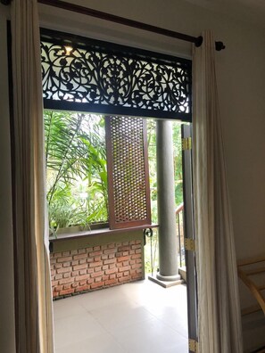 Familierom, balkong, hageutsikt | Individuelt innredet, skrivebord, skrivebord for bærbar PC og lydisolert