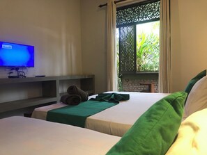 Tremannsrom – deluxe | Individuelt innredet, skrivebord, skrivebord for bærbar PC og lydisolert