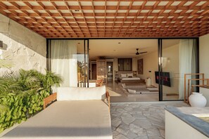 Junior Suite | Coin séjour | Télévision LED de 32 pouces avec chaînes numériques