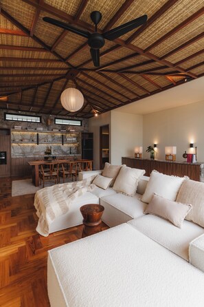 Business Penthouse | Living room | 32-inch LED TV with digital channels - Sore Escape Tumbak Bayuh by Betterplace (Canggu)