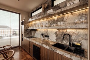 Executive-Penthouse | Eigene Kochnische | Großer Kühlschrank, Kochgeschirr/Geschirr/Besteck, Reinigungsartikel
