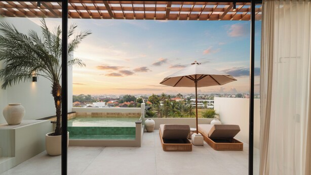Un balcon moderne doté d’une piscine, de chaises longues et d’une pergola.