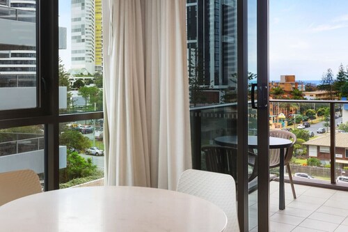 Broadbeach Apartment - Central, WiFi & Secure Park