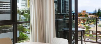 Broadbeach Apartment - Central, WiFi & Secure Park
