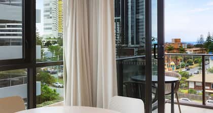 Broadbeach Apartment - Central, WiFi & Secure Park