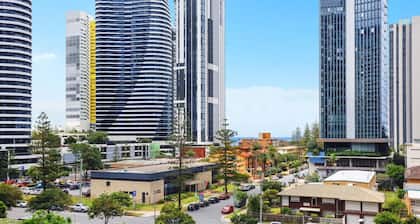 Broadbeach Apartment - Central, WiFi & Secure Park