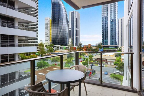 Broadbeach Apartment - Central, WiFi & Secure Park