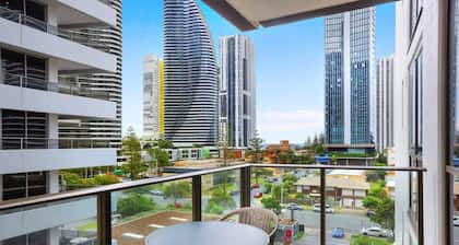 Broadbeach Apartment - Central, WiFi & Secure Park