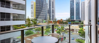 Broadbeach Apartment - Central, WiFi & Secure Park