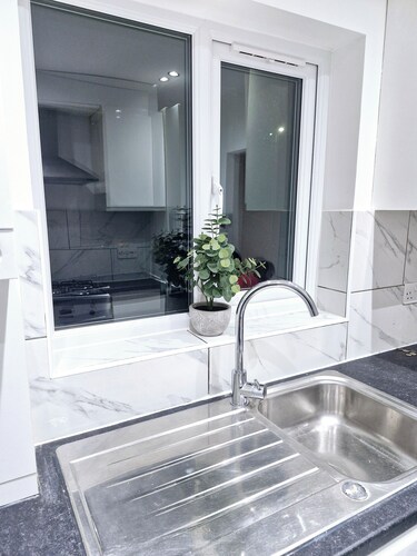 Lovely 2 bed Heathrow/Twickenham + parking