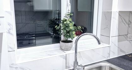 Lovely 2 bed Heathrow/Twickenham + parking