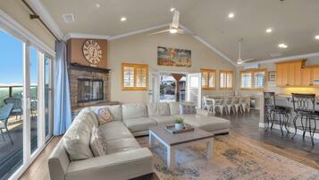 Televisor intel·ligent, llar de foc i videojocs