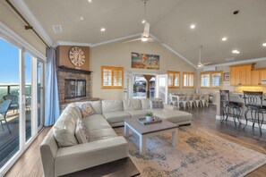 Una Smart TV, una chimenea, videojuegos, una mesa de tenis de mesa