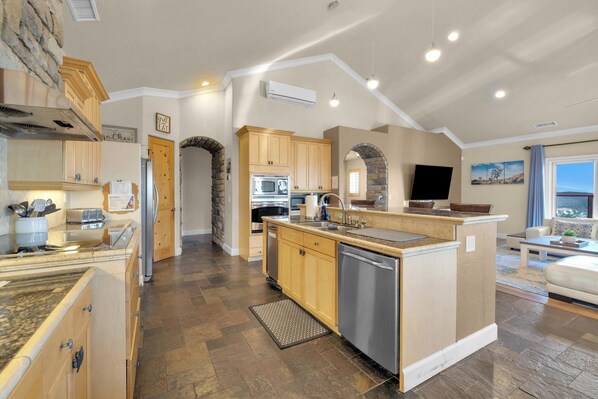 Fridge, microwave, oven, stovetop - Ask- 100 Dollar Taco Chef For 10 + Free Wine Tickets.  PRIVATE GROUP HAVEN. (Murrieta)
