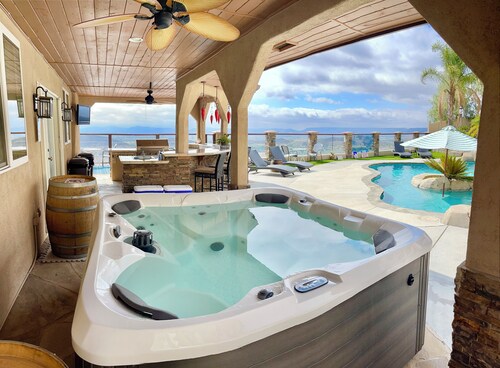 Private Group Haven, Amazing Views, Free Wine Tickets and Hot Tub