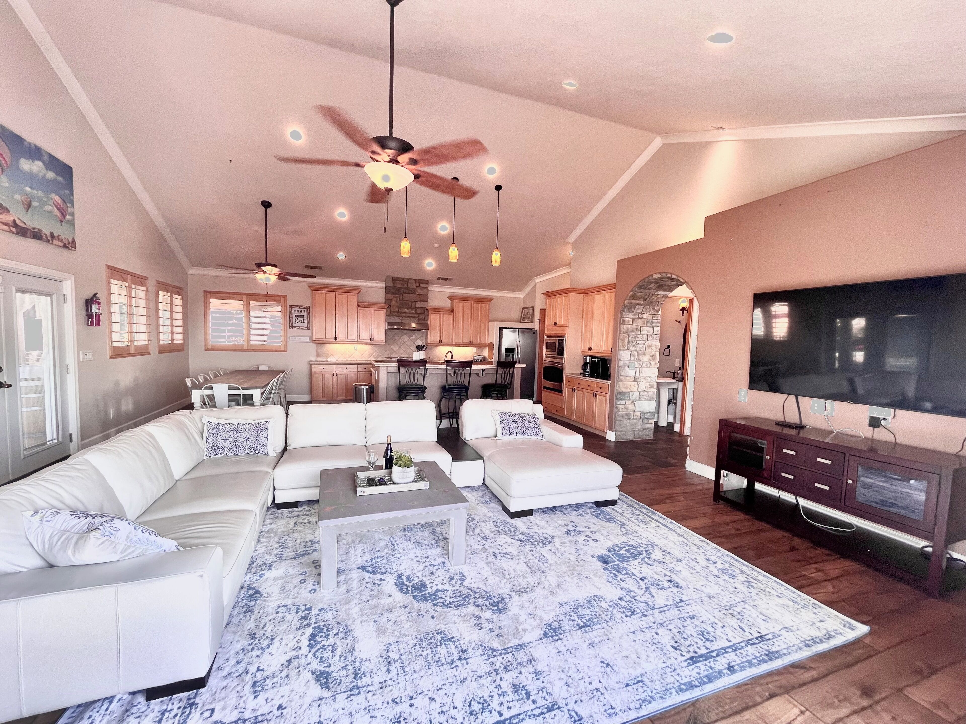 Smart TV, chimenea, videojuegos y tenis de mesa 