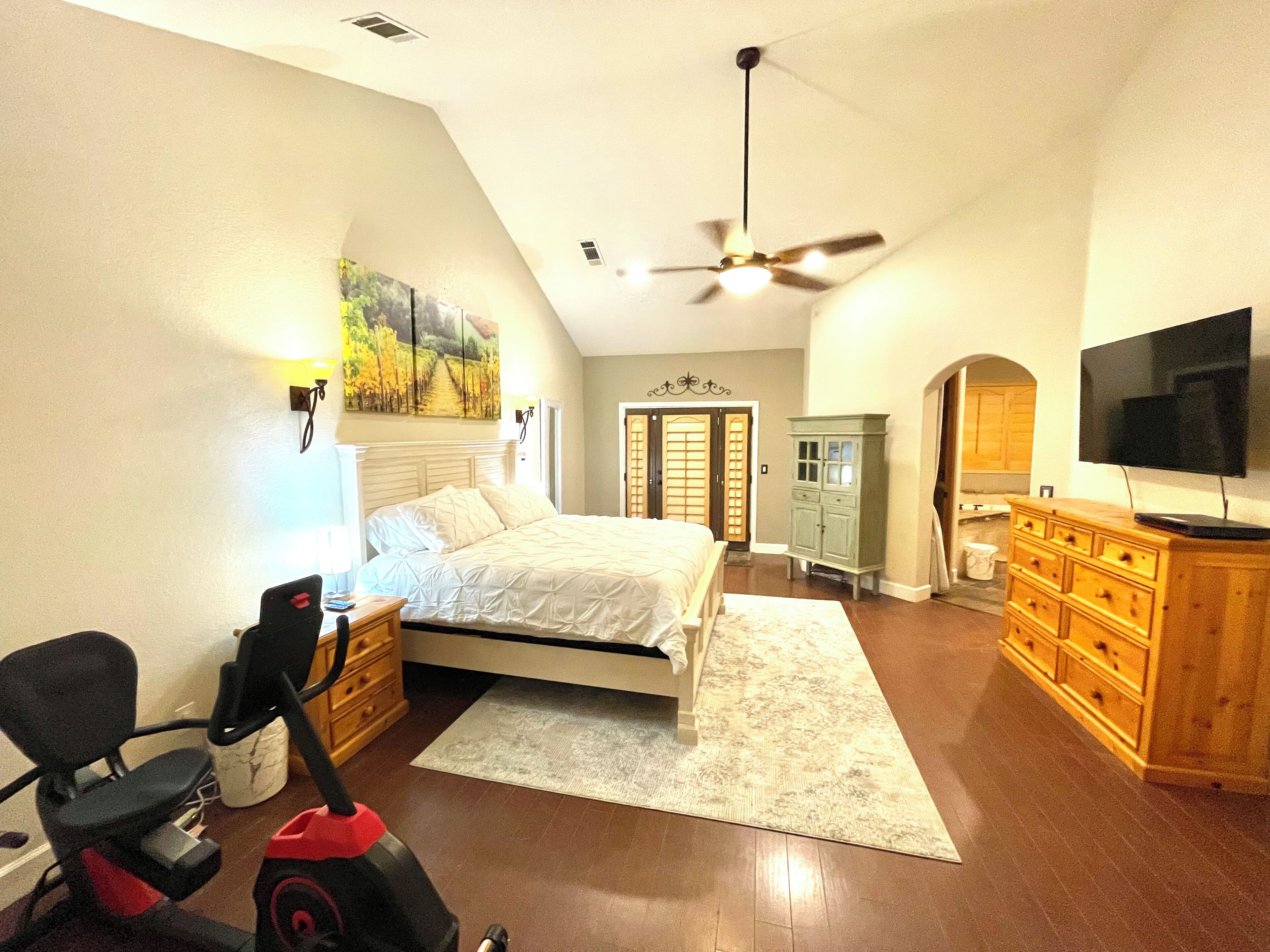 5 habitaciones, tabla de planchar con plancha y cuna de viaje 