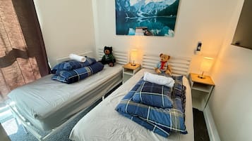 3 Schlafzimmer, Schreibtisch, Bügeleisen/Bügelbrett, Reisekinderbett